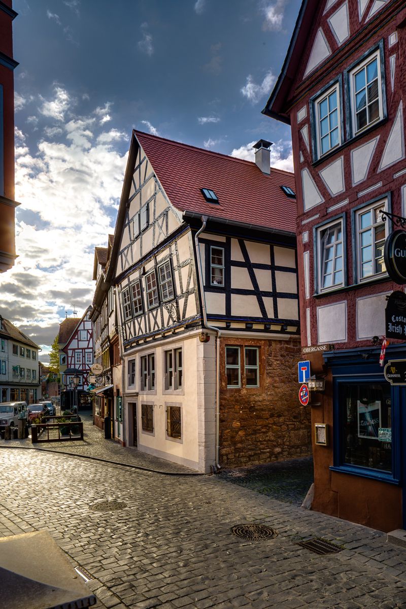 Das Fachwerkhaus im warmen Abendlicht an der Ecke Obergasse