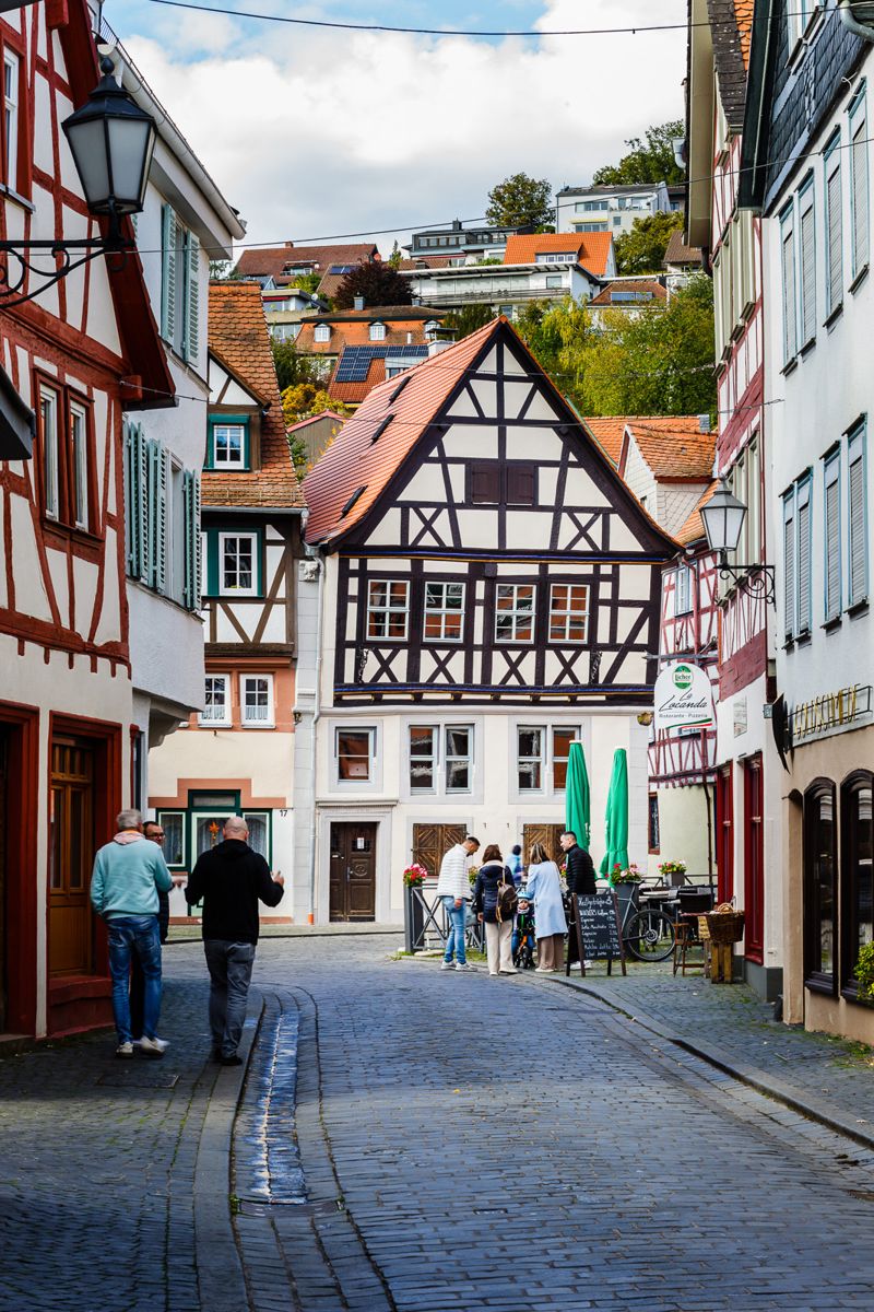 Blick durch die Kopfsteinpflastergasse der Büdinger Altstadt auf das Haus