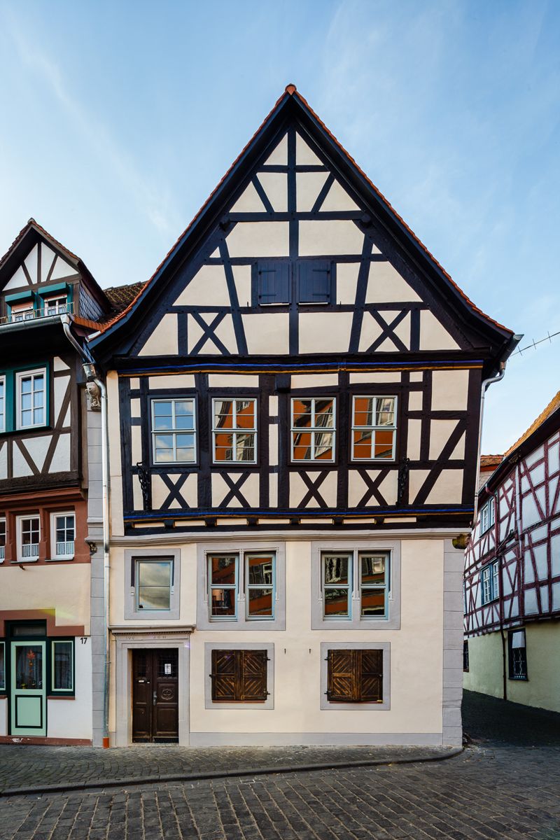 Frontansicht des Fachwerkhauses Neustadt 15 mit dunklem Fachwerk und spitzem Giebel
