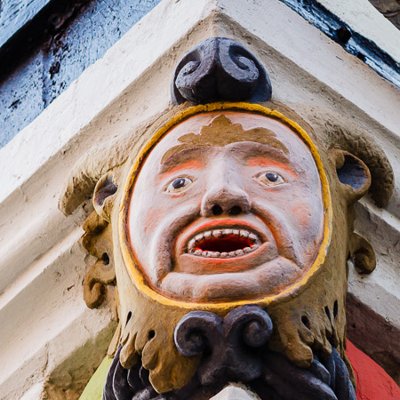 Der geschnitzte Narr an der Hausecke von Neustadt 15